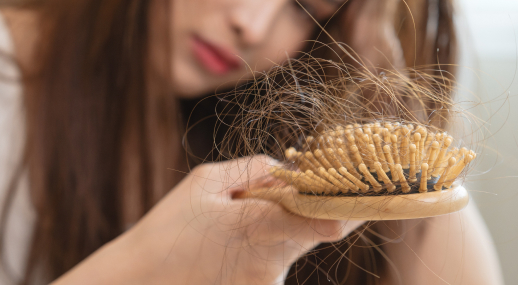 Почему выпадают волосы на голове и как остановить их выпадение